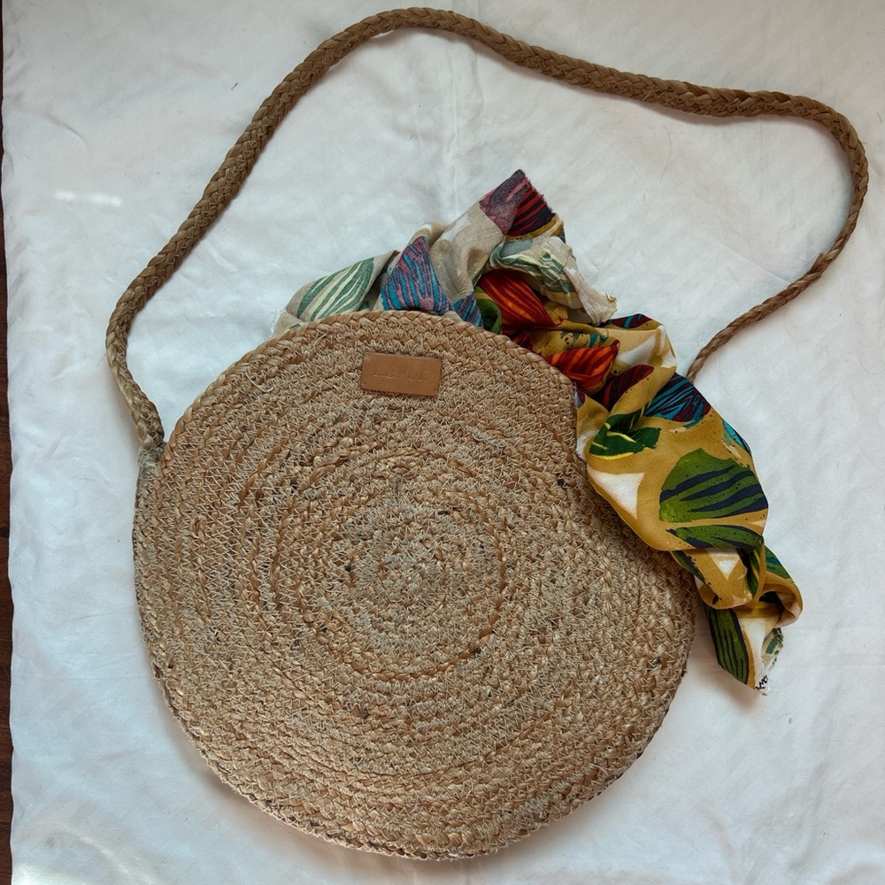 Revue 100%jute round beach bag. Tiny ear and tear on the strap.